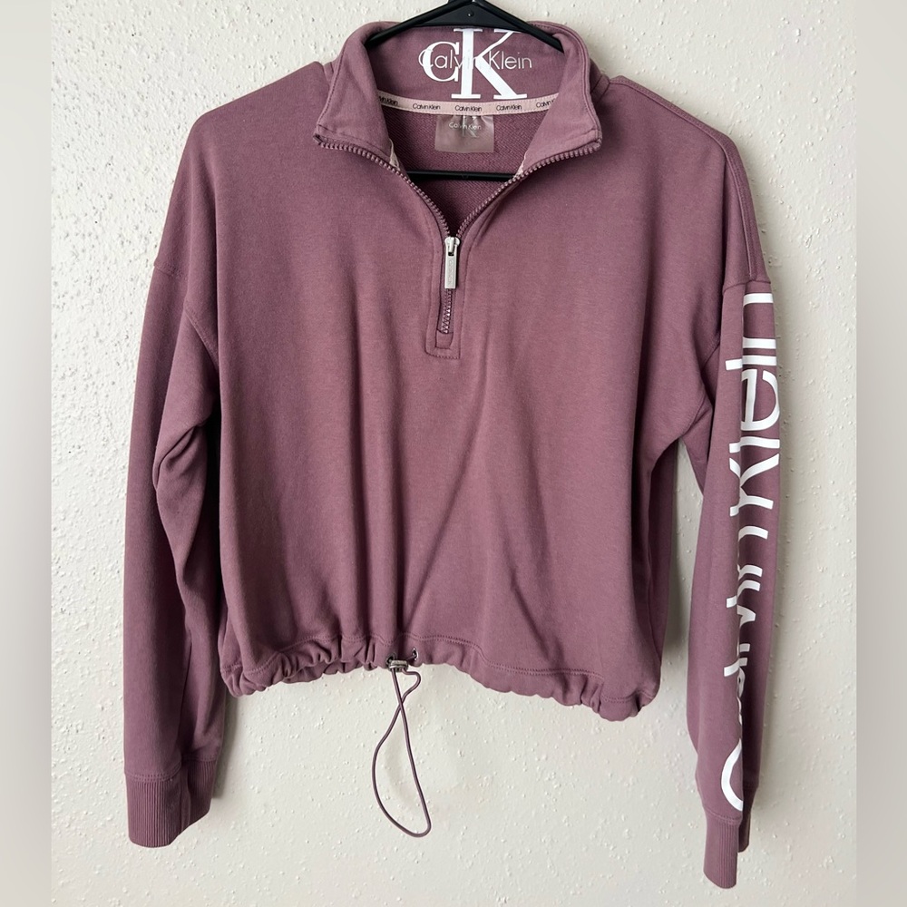 Calvin Klein Cropped Adjustable Waist 1/2 Zip
Logo Sleeve Sweatshirt Size S/CH